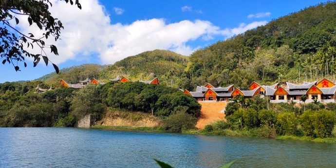 五指山亚泰雨林酒店停车场-出入口