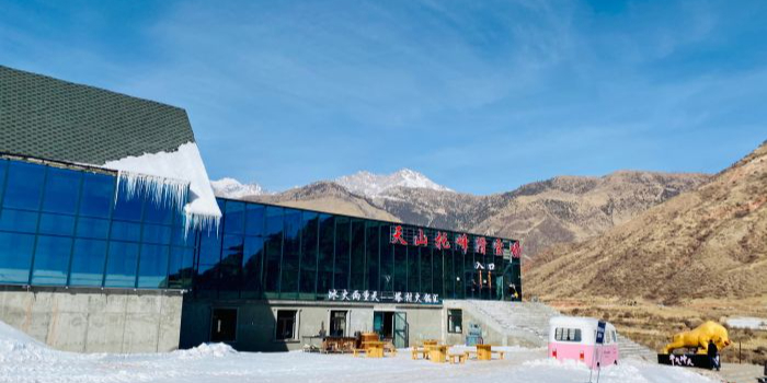 天山托峰滑雪