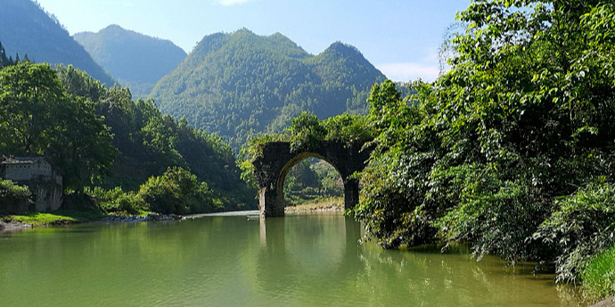 了迷河断桥风景区