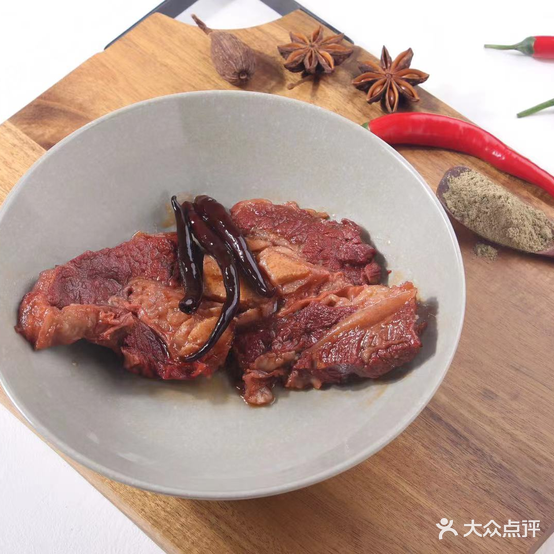 一碗牛排拌面