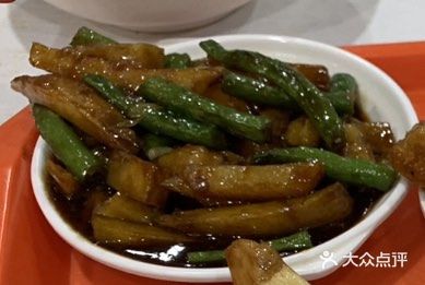 鸿燕美食城