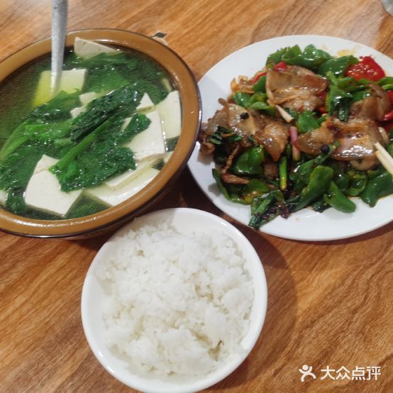 小夏穿菜馆