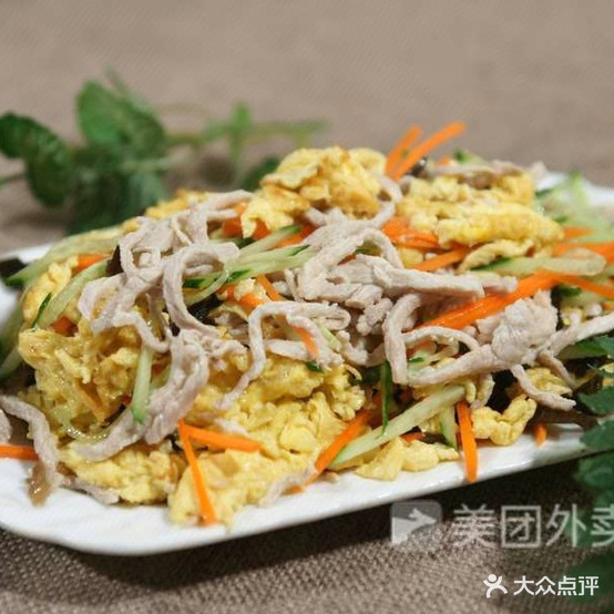 红辣椒饭店。(尚港新村小区西南)
