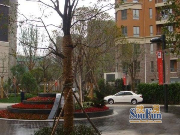 鹿鸣小区停车场-出入口