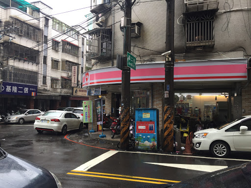 莱尔富便利商店。(基隆百福店)