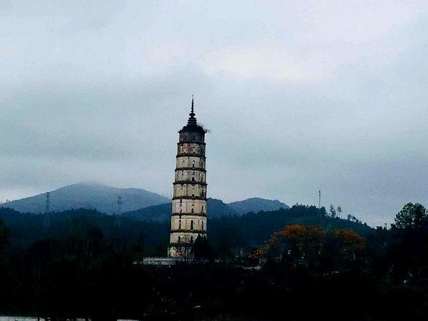 龙光宝塔