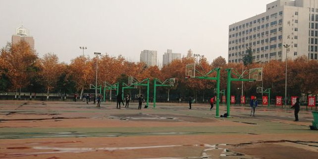 西安电子科技打大学室外篮球场