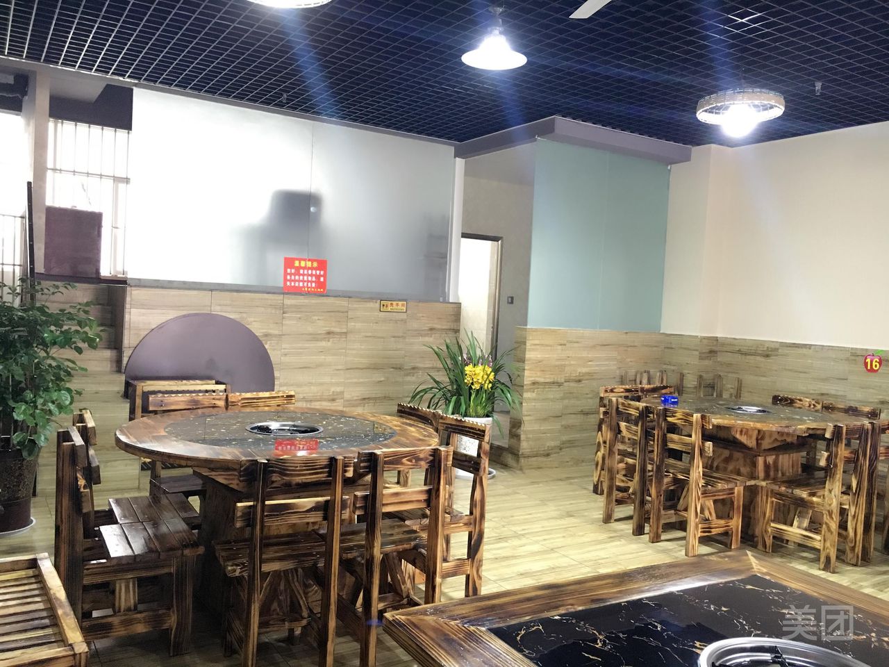 曲纺猪脚火锅城(三江大道店)