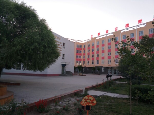 阿克陶县小胡杨双语小学