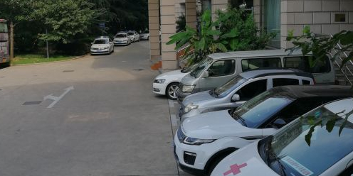 上海市血液中心地上停车场-出入口