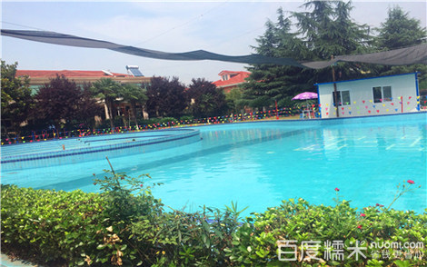 东方花都游泳池