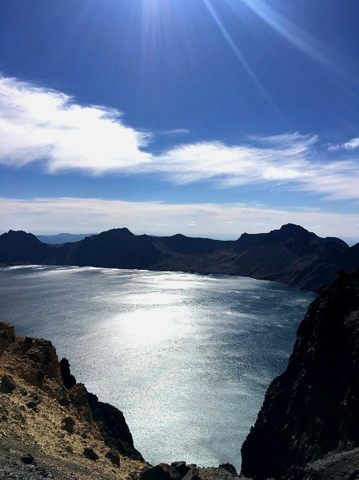 长白山池西卧虎峰图片