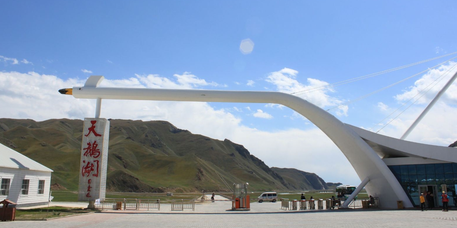 新疆维吾尔自治区巴音郭楞蒙古自治州和静县巴音布鲁克镇天鹅湖附近