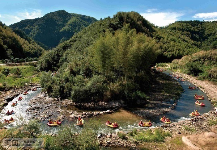 六春湖生态漂流景区