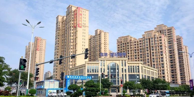 龙地世纪榕华-南门