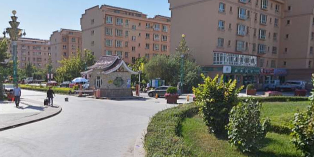 新疆维吾尔自治区伊犁哈萨克自治州伊宁市江南春城南门对面