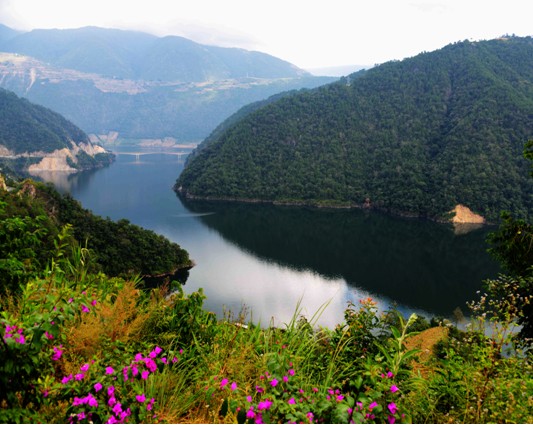 漫湾百里长湖锦区