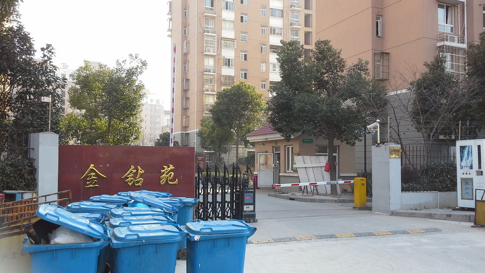 上海市浦东新区海松路与金钻路交叉路口往东约50米