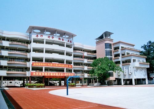 伊春市八一学校