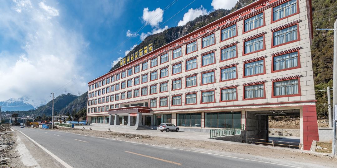 波密格拉丹东酒店