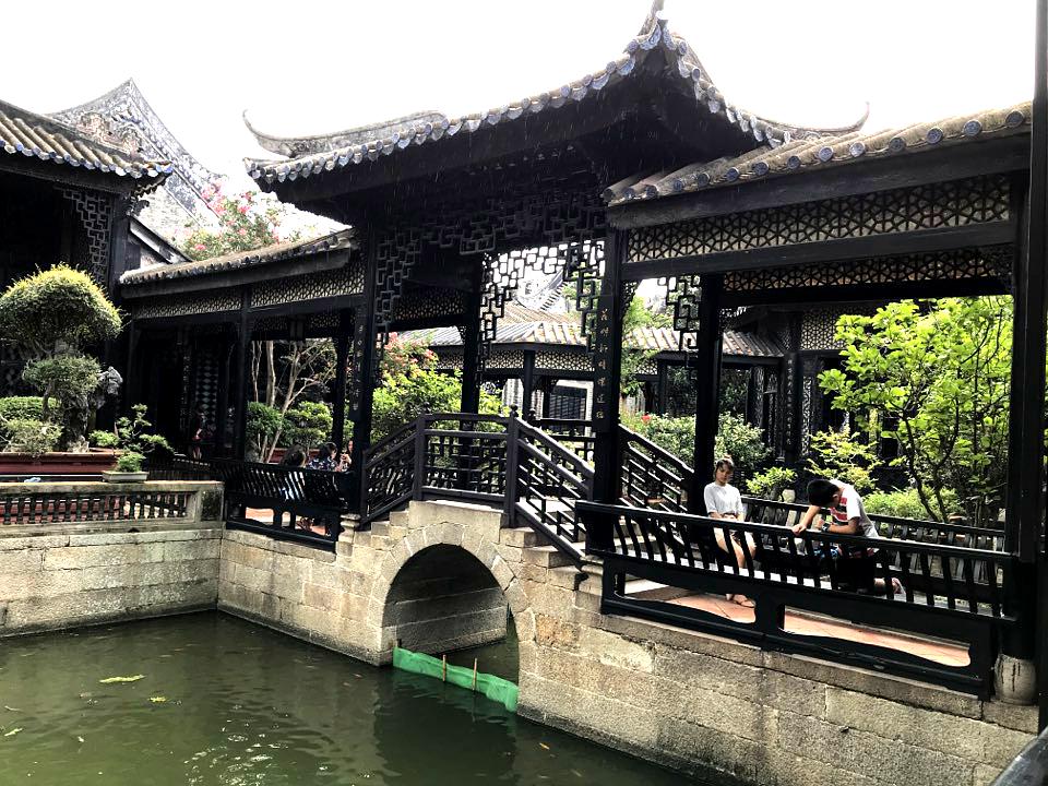 浣红跨绿廊桥
