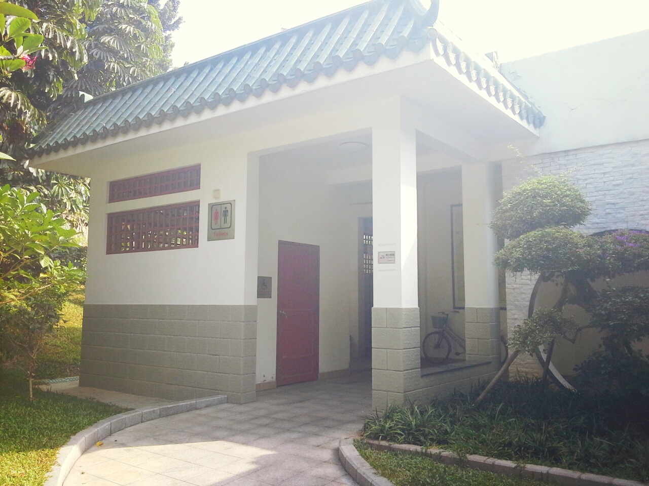 深圳市羅湖區紅桂路與新園路交叉路口往西北約100米(人民公園)