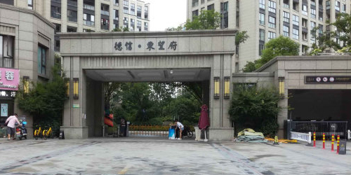 明月桥路与鸿泰路交叉口东100米