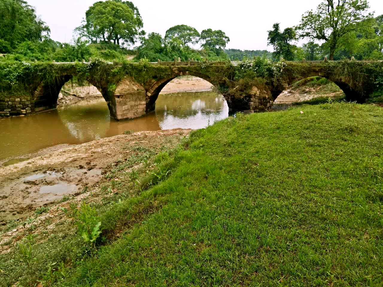 江畔古村