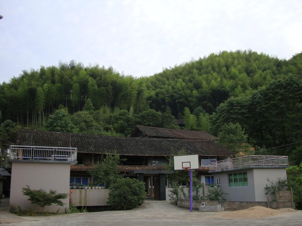 何村小学(何村)