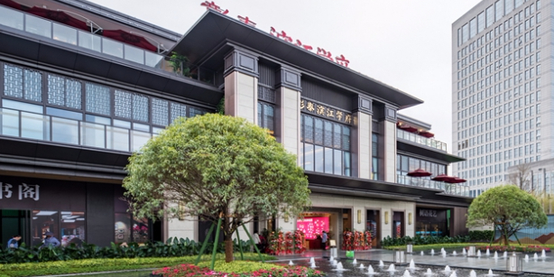 彰泰滨江学府售楼部旁
