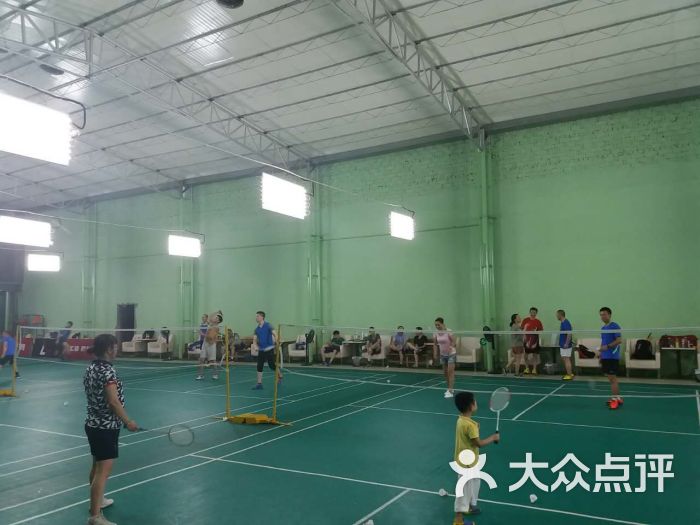 百灵鸟阳光地带羽毛球馆