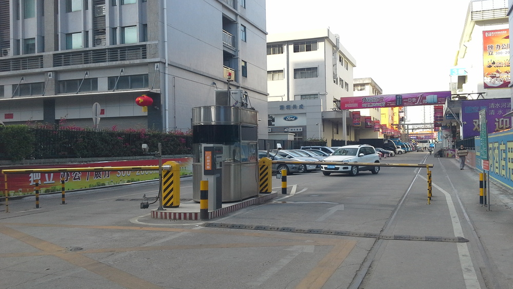 清水河酒店用品城停车场-东出入口