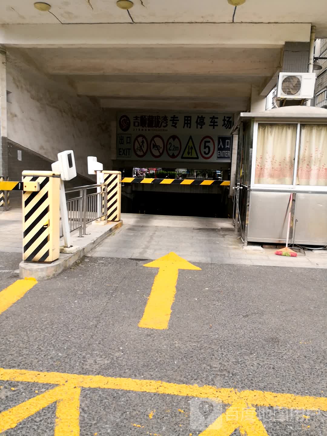 吉顺藏珑湾停车场-出入口