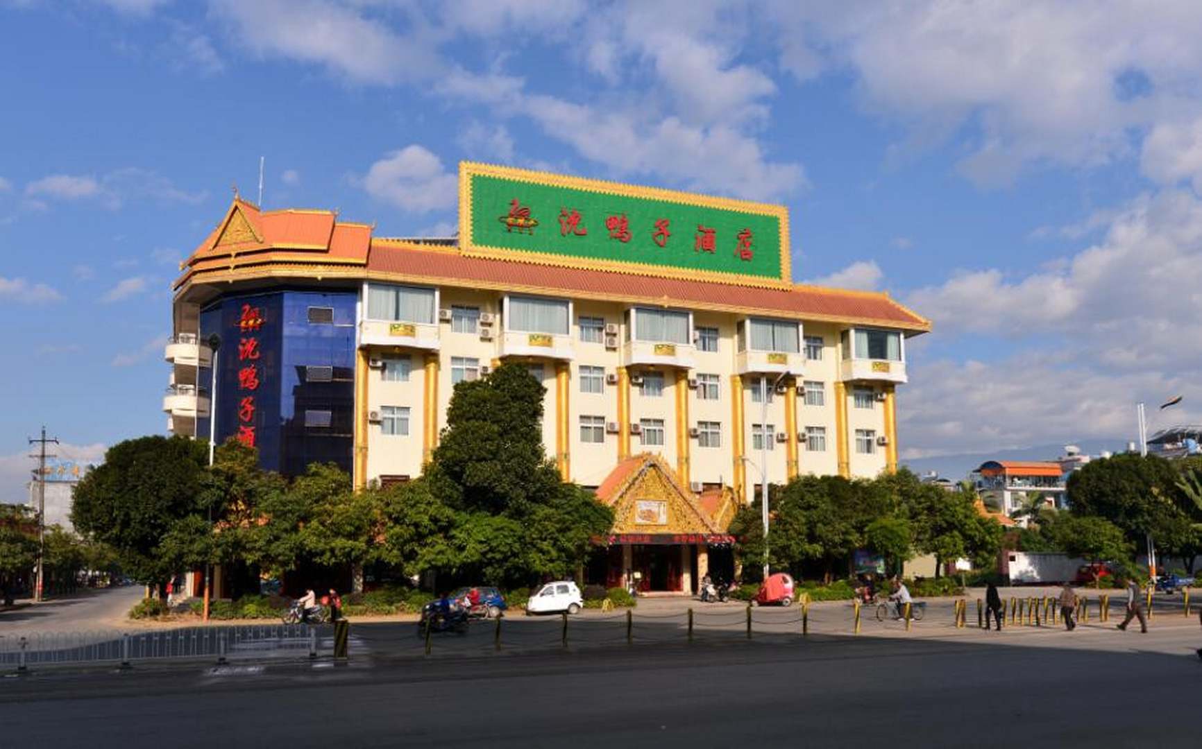 芒市浓鸭子酒店