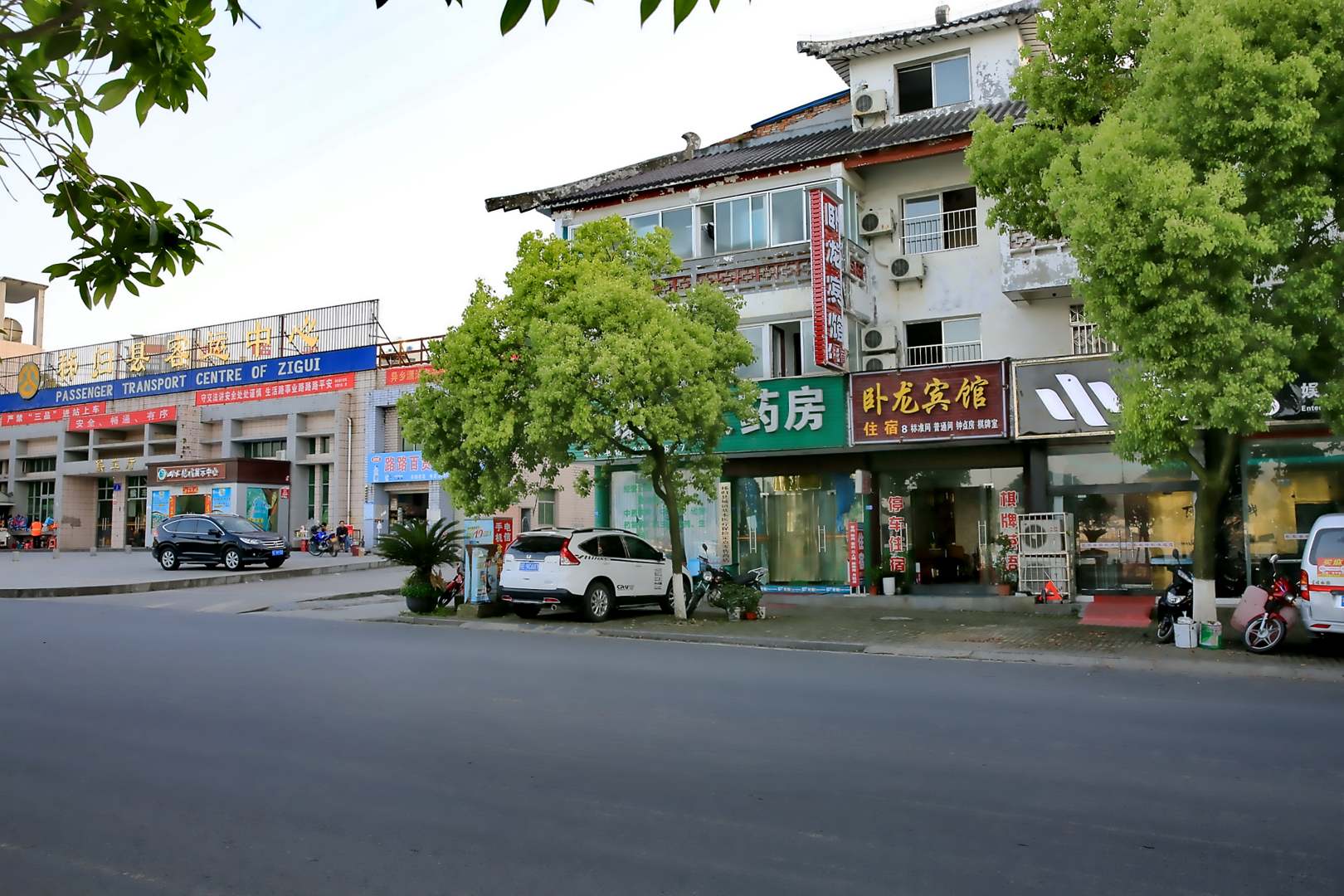 卧龙宾馆(滨湖大道店)
