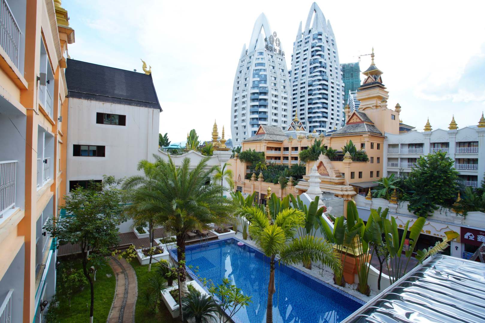 丝路花雨度假酒店(星光夜市店)