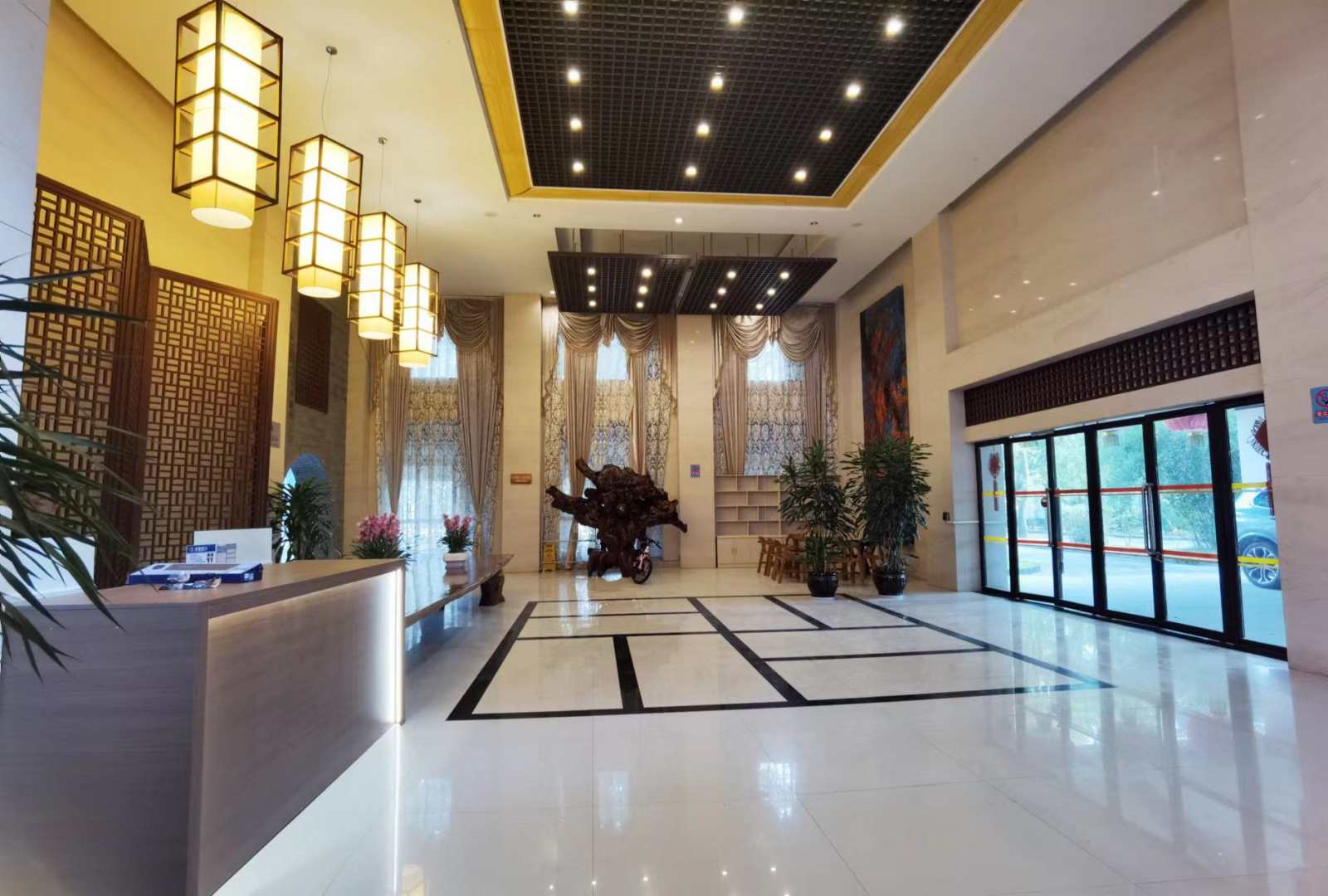 住在咖啡厅假日酒店