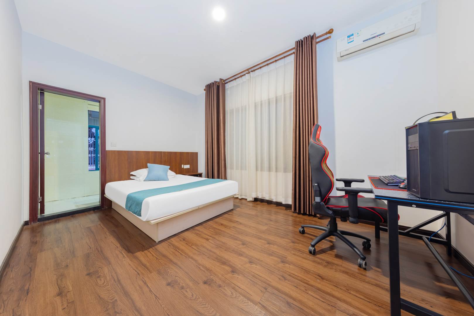 蓝途电竞酒店(宜昌三峡职院欧亚达家居金东山店)