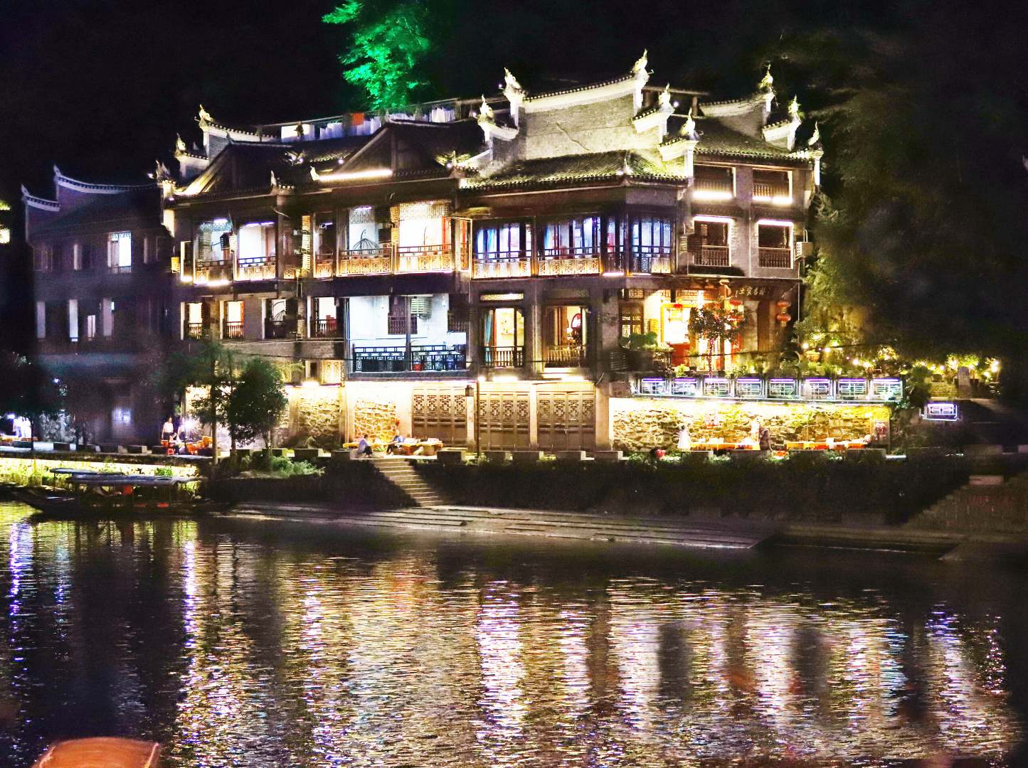凤凰万家民宿土家名邸客栈(凤凰江景店)