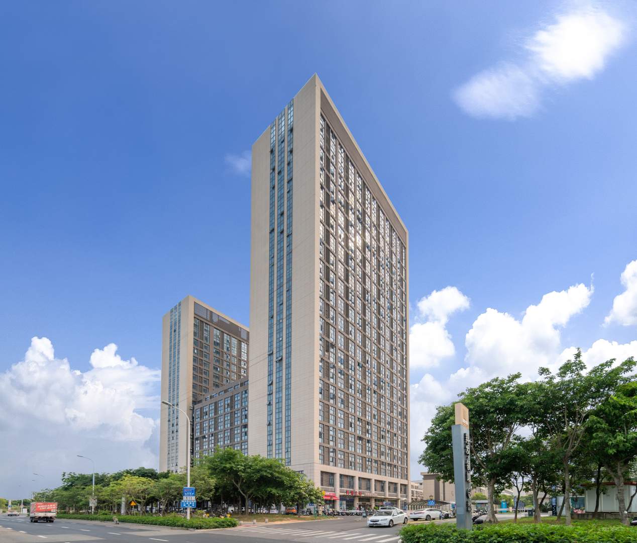 在路上高层观景酒店(华天涉外职业技术学院南洋职业学院店)