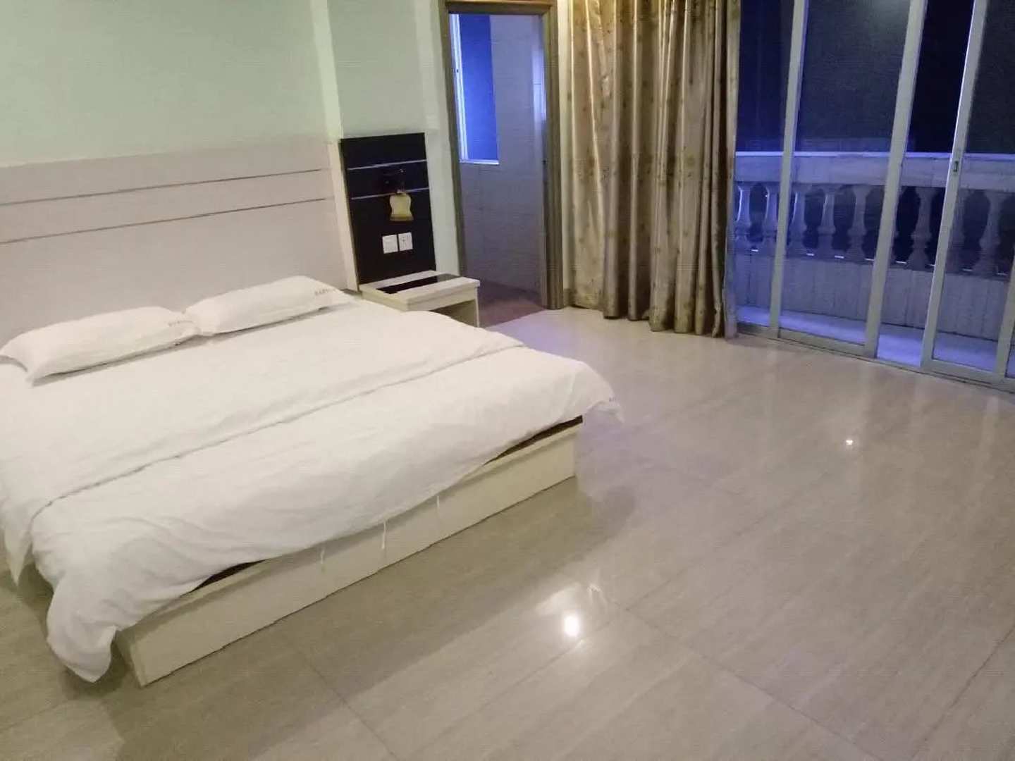 蓝庭商务宾馆(防城港港口公车镇加油站店)