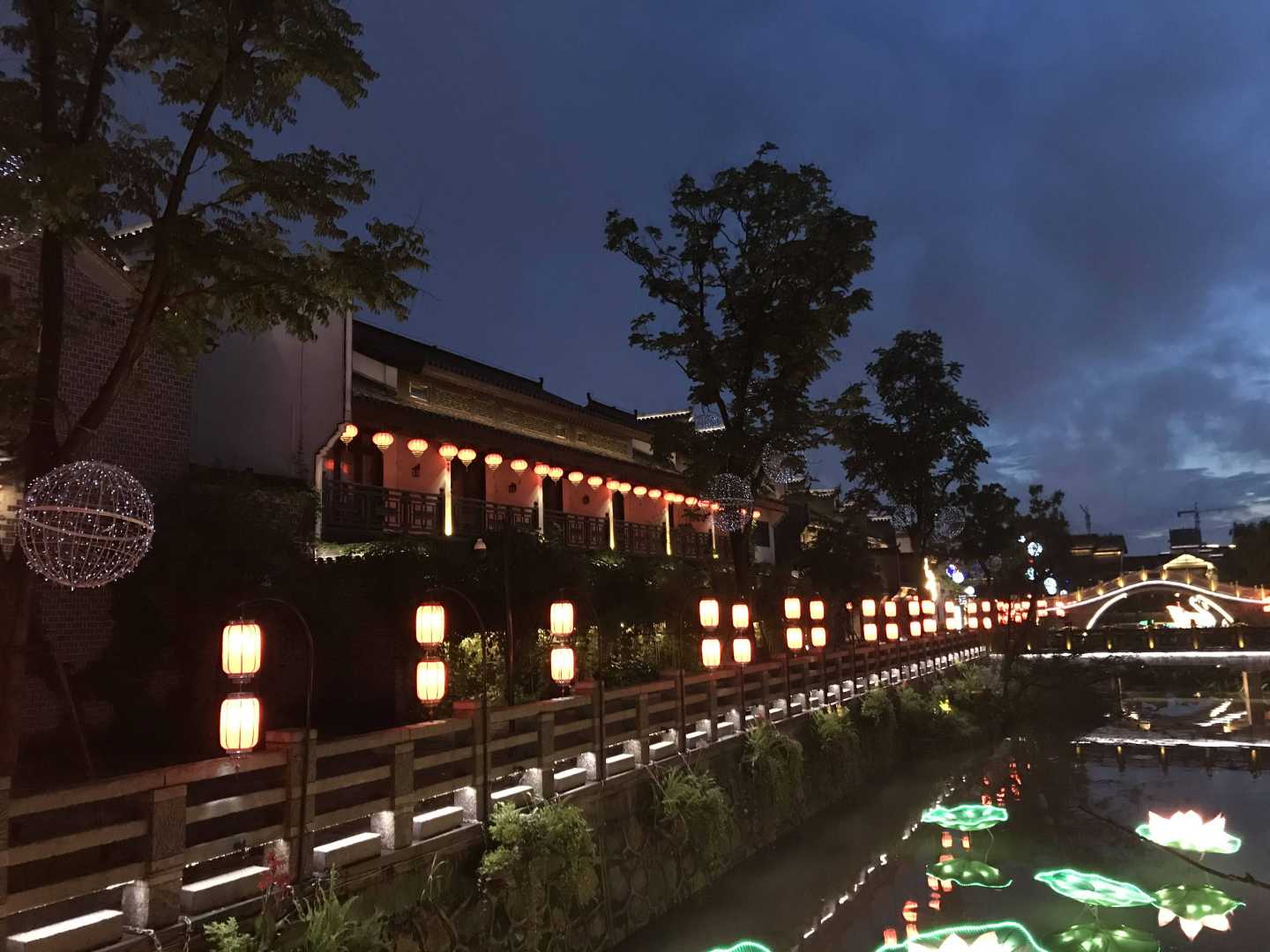 遇见·花渡云开名宿(芜湖方特乐园鸠兹夜游演艺小镇店)