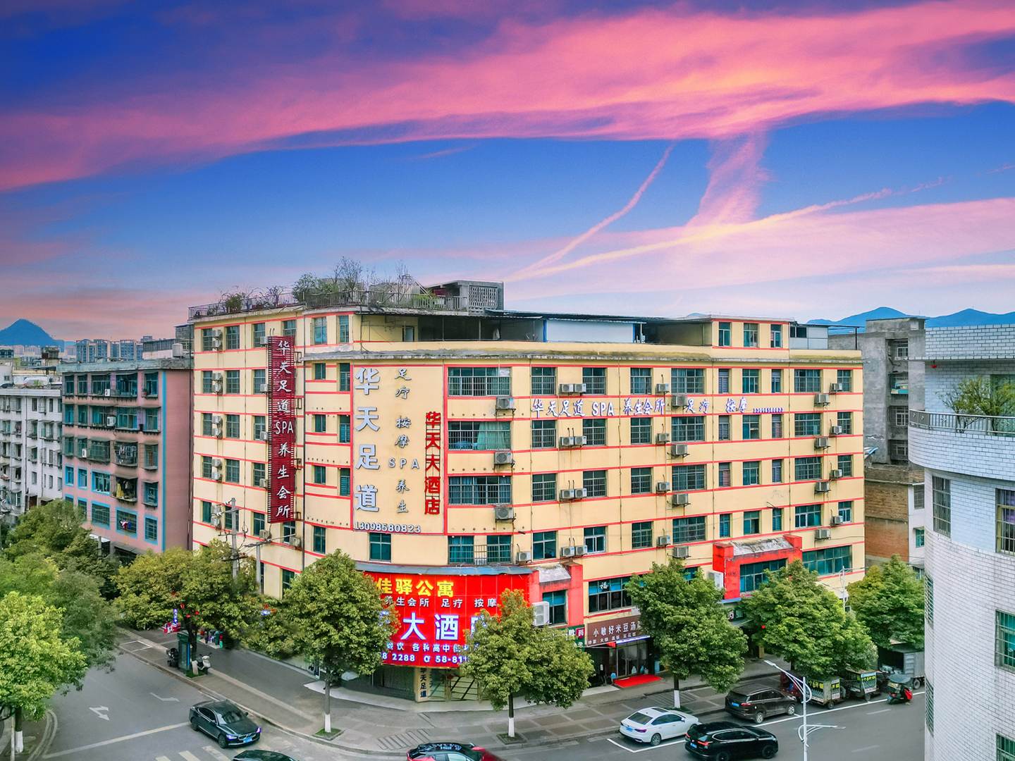 OYO六盘水华天大酒店(乌蒙山国家地质公园东风东路店)
