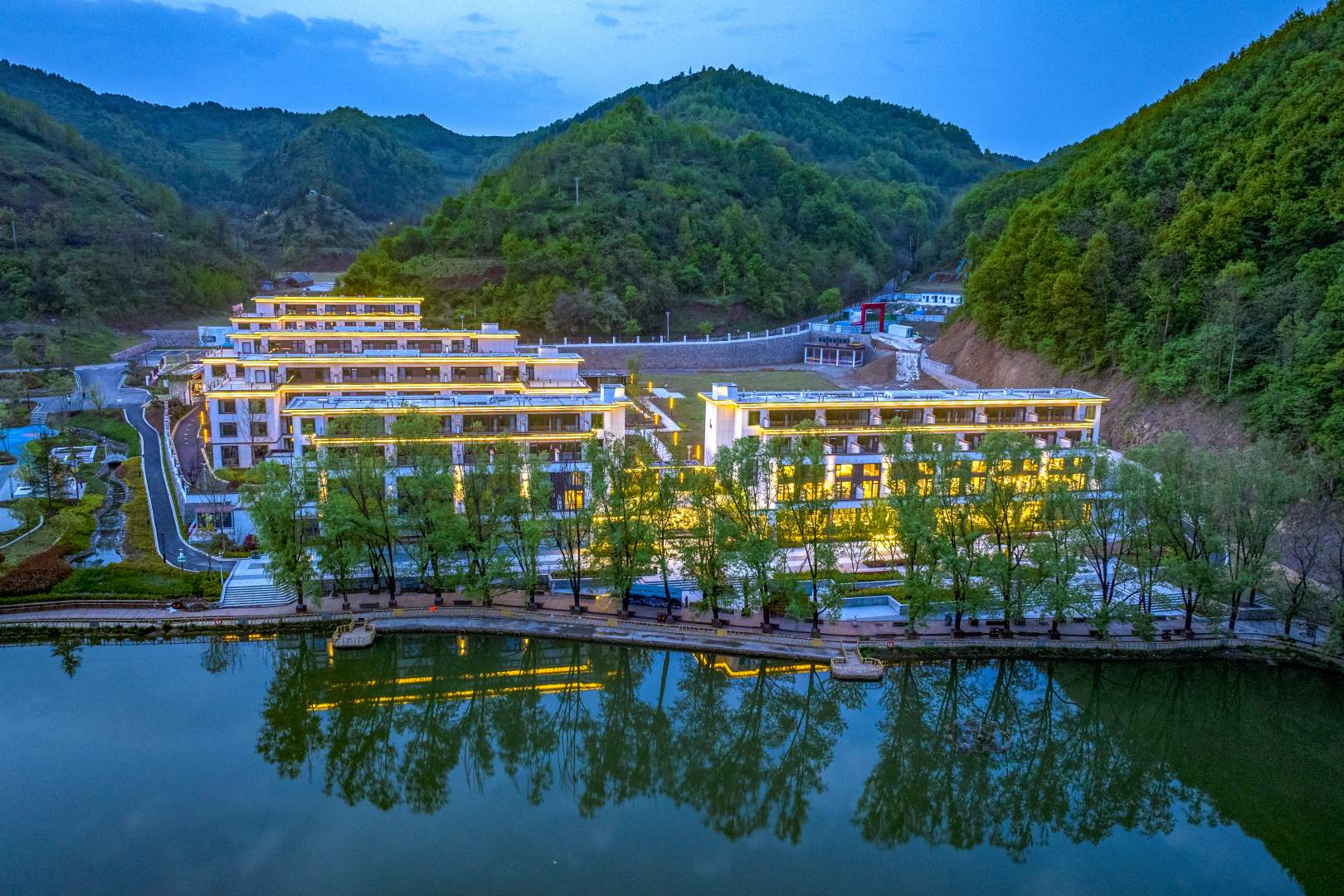 中州绿宝石酒店(豫西大峡谷店)