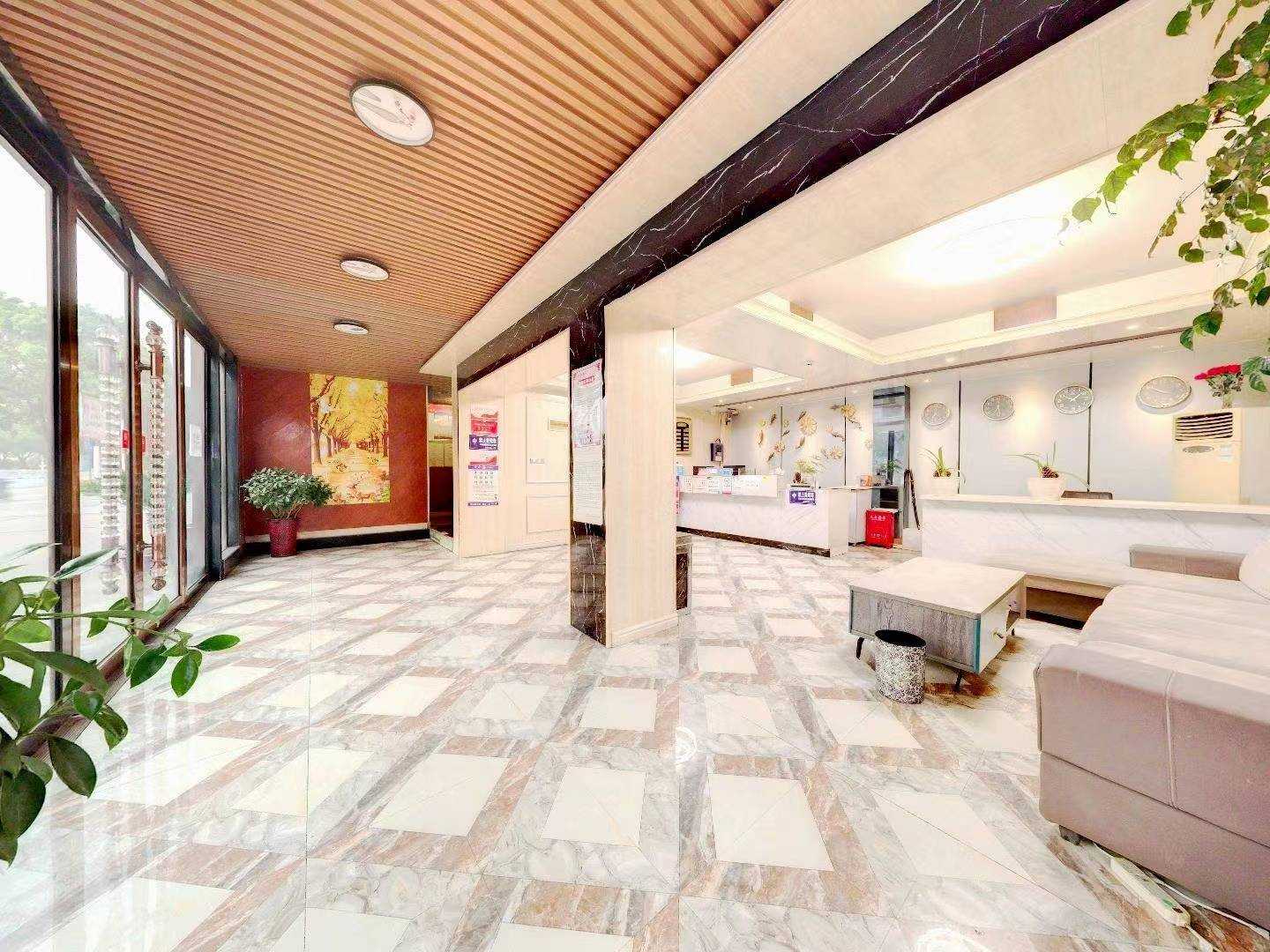 OYO襄阳康家假日酒店(东湖游乐公园汽车大道店)