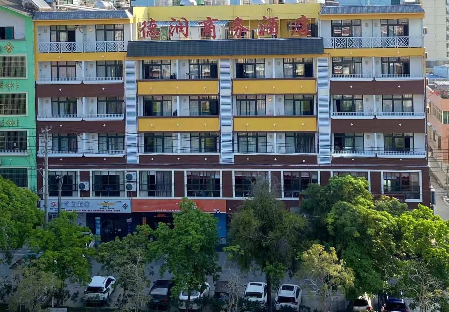 琼中德润商务酒店(琼中汽车站三月三广场店)