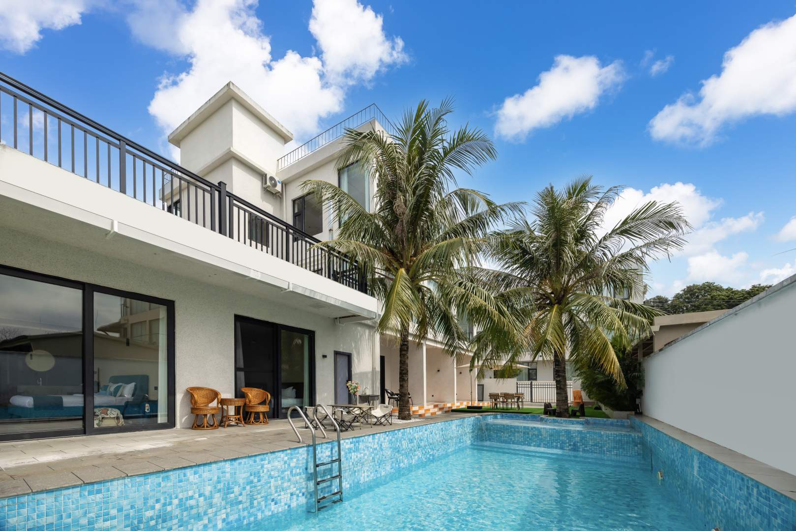 万宁壹拾贰民宿(万宁神州站店)