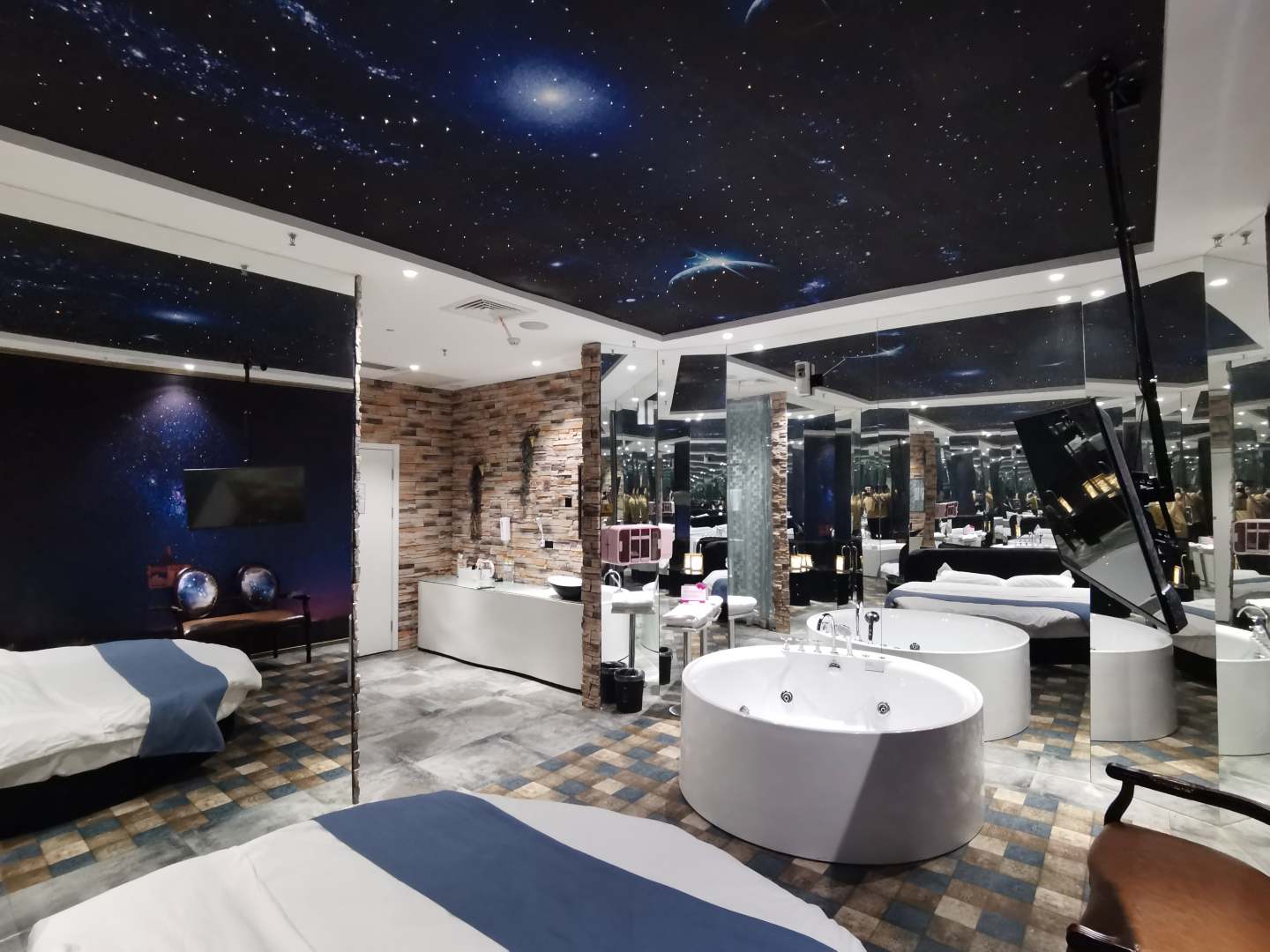 高尚主题艺术酒店(威海国际海水浴场山东大学西门店)