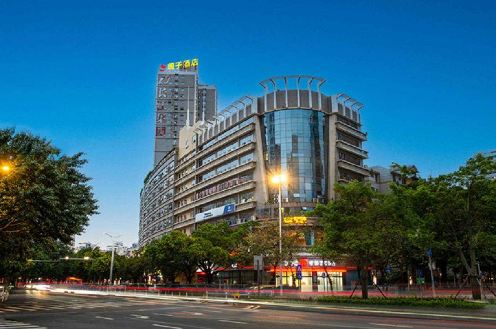 圆子酒店(原南宁圣展酒店金湖广场地铁口店)