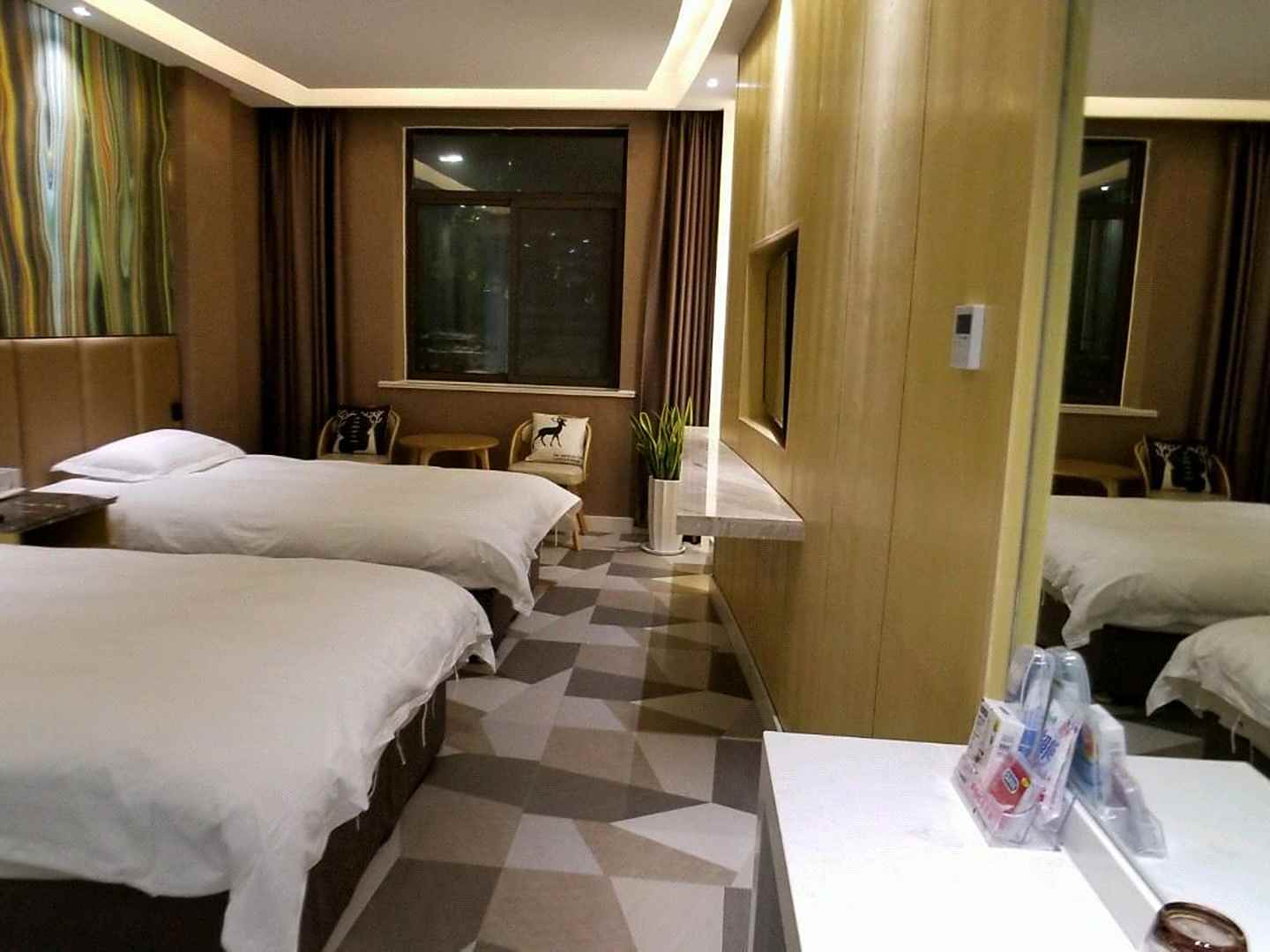 道路煌悦商务酒店